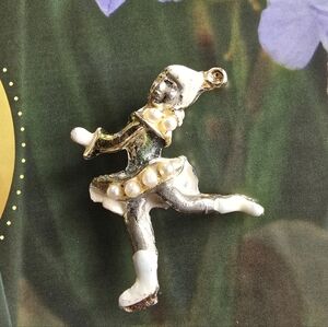 Vintage ice skater brooch pin gold tone  skater skating ice skates winter